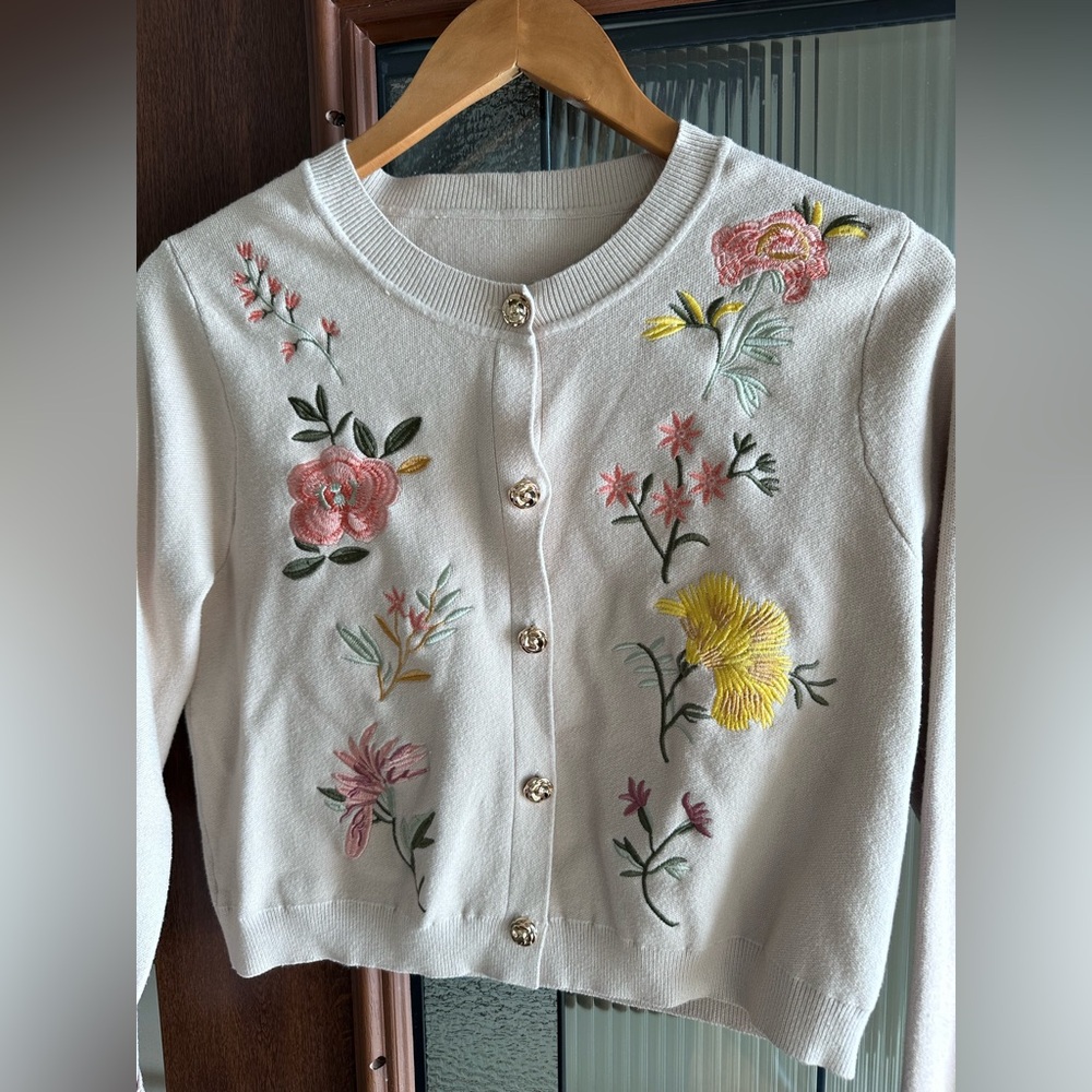 🌸 Floral Embroidered Cropped Cardigan – Like New Condition 🌸